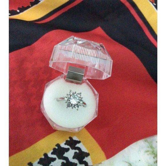 Flower Shape Halo Ring Size 7.5 Ring Zircon 14k Gold Plated Alloy Finger Ring 💍 - Picture 5 of 11